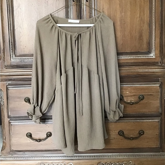 Bohemian chic Ruffle Sleeve V neck Woven Top - Picture 9 of 11